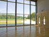 Glasfassade als Prallwand für eine Sporthalle