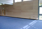 Holzprallwand aus Rillenplatten