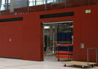 rote Textilprallwand mit Geräteraumtor und Lüftungsgitter